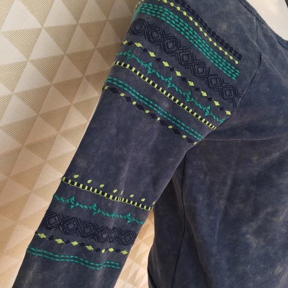Stonewashed 💯 Cotton Sweater w/Tribal Embroidery - Picture 5 of 6
